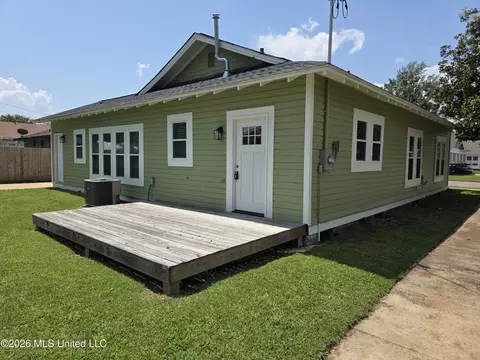 Exterior - 512 N 5th St, Amory, MS 38821 photo 2 of 5