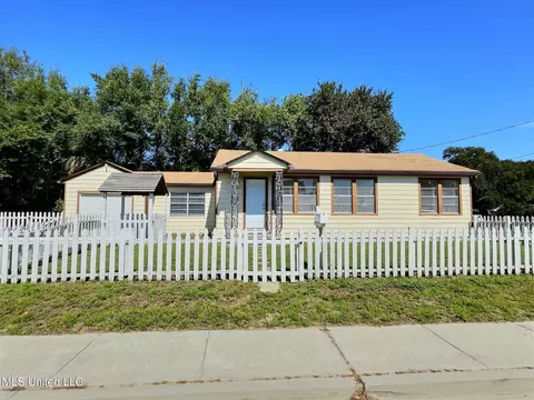 1076 Cherokee St, Biloxi, MS 39530