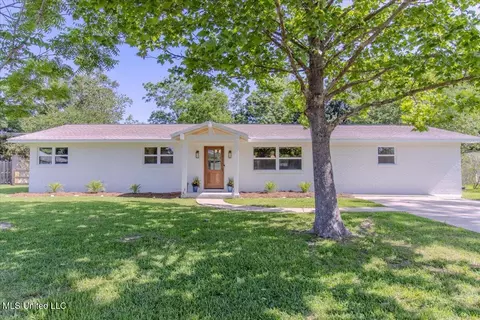 101 Colonial Dr, Ocean Springs, MS 39564