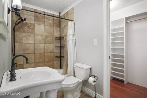 Bath - 21551 John Holder Rd, Moss Point, MS 39562 photo 2 of 3