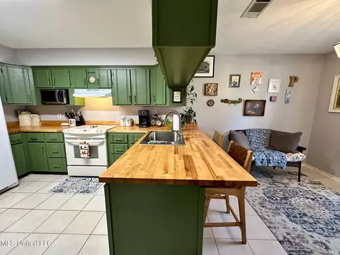 Kitchen - 14 Eastgate Ct, Brandon, MS 39042 photo 4 of 4