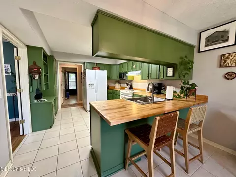 Kitchen - 14 Eastgate Ct, Brandon, MS 39042 photo 3 of 4