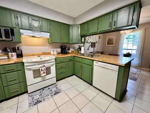 Kitchen - 14 Eastgate Ct, Brandon, MS 39042 photo 2 of 4