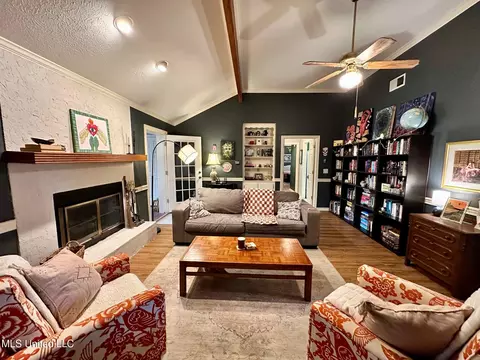 Living - 14 Eastgate Ct, Brandon, MS 39042 photo 2 of 4