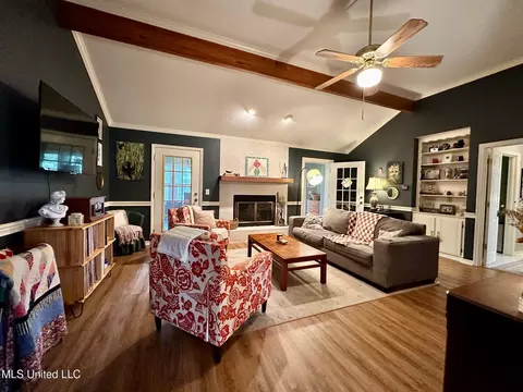 Living - 14 Eastgate Ct, Brandon, MS 39042 photo 1 of 4