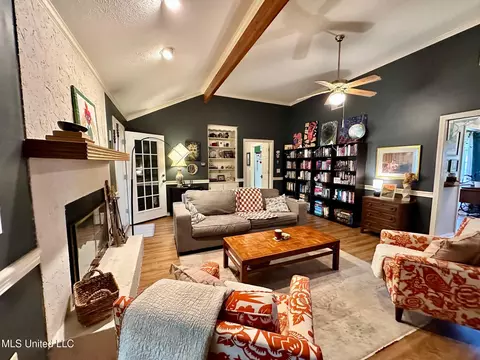 Living - 14 Eastgate Ct, Brandon, MS 39042 photo 3 of 4