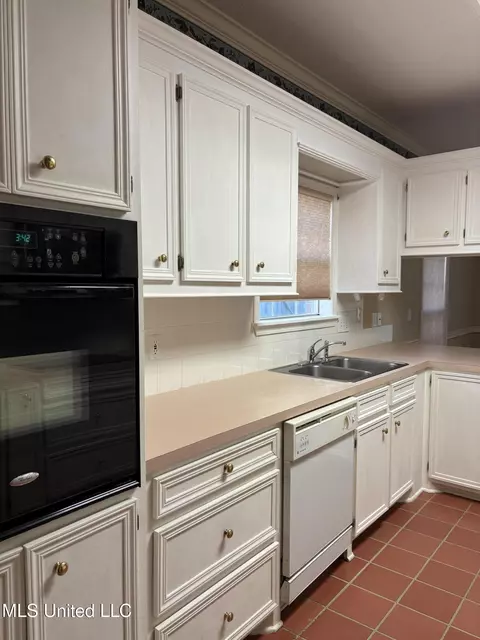 Kitchen - 116 Pavilion Dr, Brandon, MS 39042 photo 1 of 2