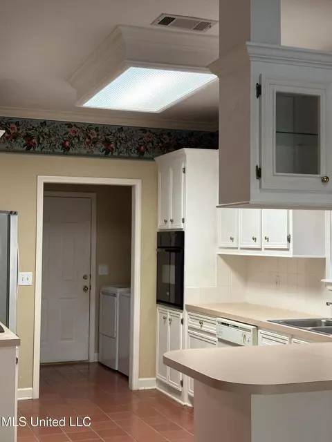 Kitchen - 116 Pavilion Dr, Brandon, MS 39042 photo 2 of 2