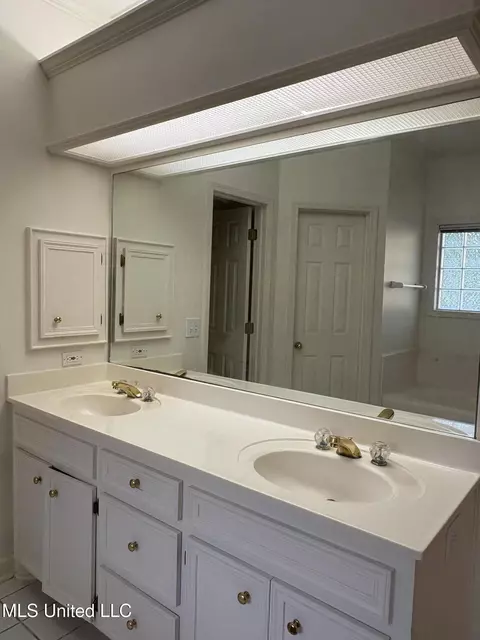 Bath - 116 Pavilion Dr, Brandon, MS 39042 photo 3 of 3