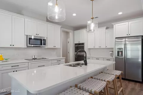 Kitchen - 913 Lloyds Ln, Nesbit, MS 38651 photo 2 of 4