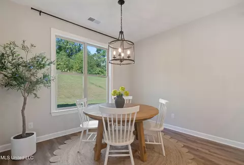 Dining - 913 Lloyds Ln, Nesbit, MS 38651 photo 2 of 2
