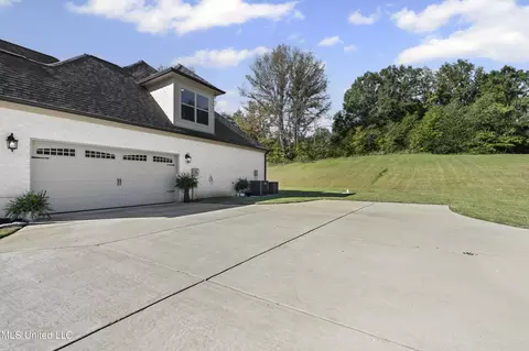 Exterior - 913 Lloyds Ln, Nesbit, MS 38651 photo 6 of 9