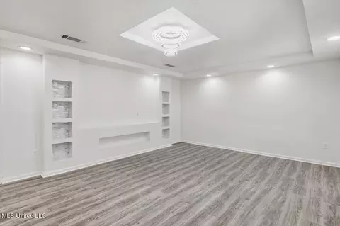 Living - 5475 Old Canton Rd, Jackson, MS 39211 photo 2 of 4