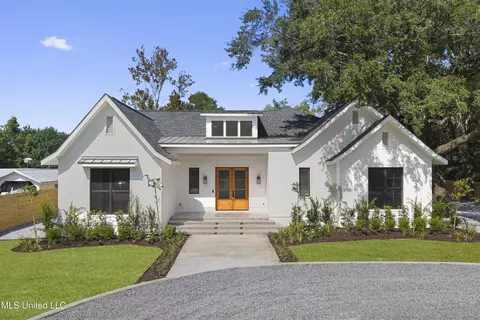 1203 Calhoun St, Ocean Springs, MS 39564