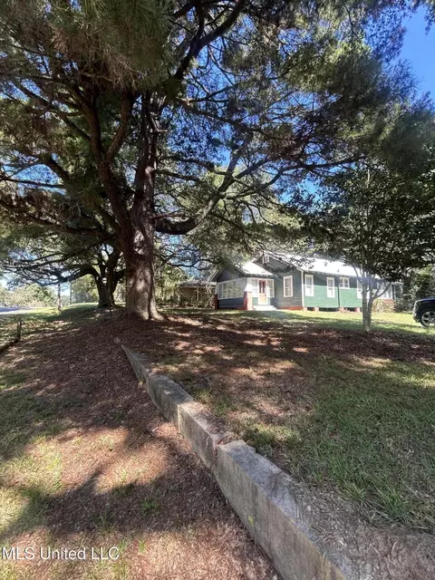 Exterior - 505 S Magnolia St, Summit, MS 39666 photo 2 of 9