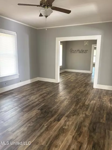 Living - 505 S Magnolia St, Summit, MS 39666 photo 2 of 3