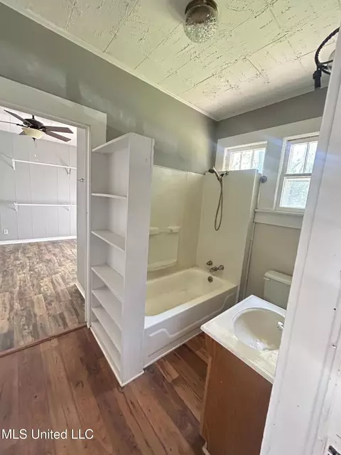 Bath - 505 S Magnolia St, Summit, MS 39666 photo 2 of 2
