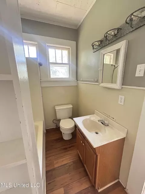 Bath - 505 S Magnolia St, Summit, MS 39666 photo 1 of 2