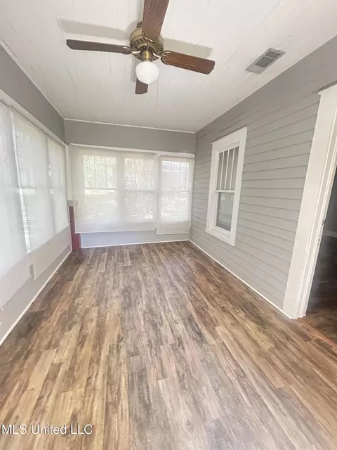 Exterior - 505 S Magnolia St, Summit, MS 39666 photo 5 of 9