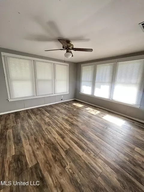 Living - 505 S Magnolia St, Summit, MS 39666 photo 1 of 3