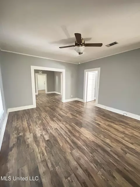 Living - 505 S Magnolia St, Summit, MS 39666 photo 3 of 3