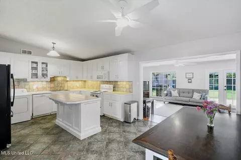 Kitchen - 718 Tanglewood Dr, Clinton, MS 39056 photo 6 of 6