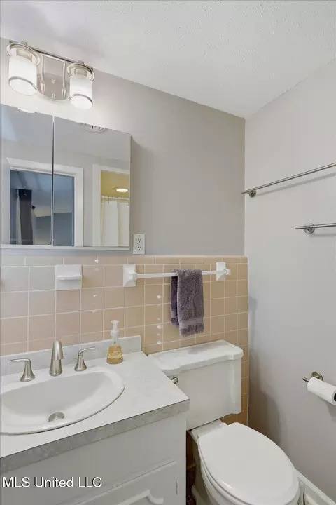 Bath - 718 Tanglewood Dr, Clinton, MS 39056 photo 1 of 3