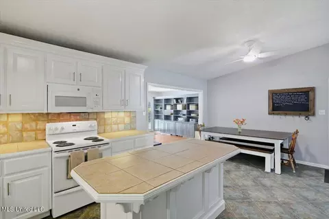 Kitchen - 718 Tanglewood Dr, Clinton, MS 39056 photo 4 of 6