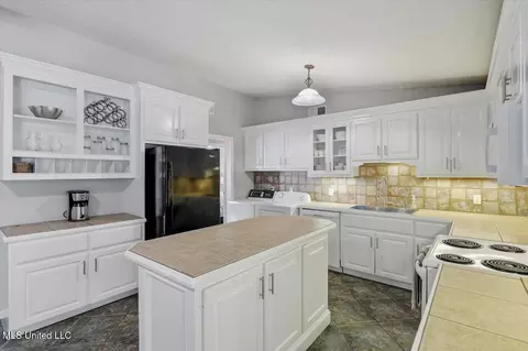Kitchen - 718 Tanglewood Dr, Clinton, MS 39056 photo 2 of 6