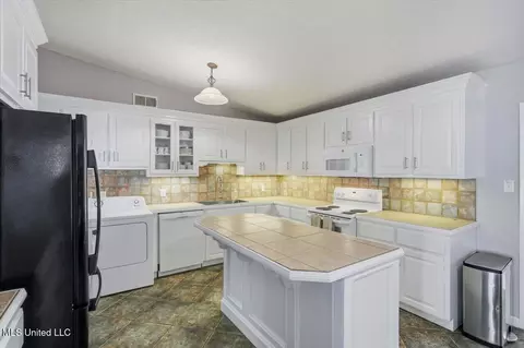 Kitchen - 718 Tanglewood Dr, Clinton, MS 39056 photo 1 of 6