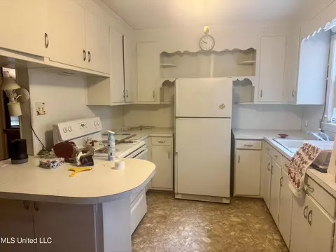 Kitchen - 122 Weir Ct, Natchez, MS 39120 photo 1 of 1