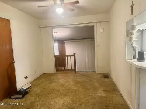 Living - 122 Weir Ct, Natchez, MS 39120 photo 2 of 3