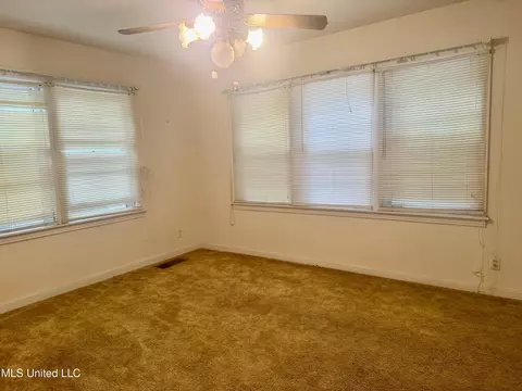 Living - 122 Weir Ct, Natchez, MS 39120 photo 3 of 3