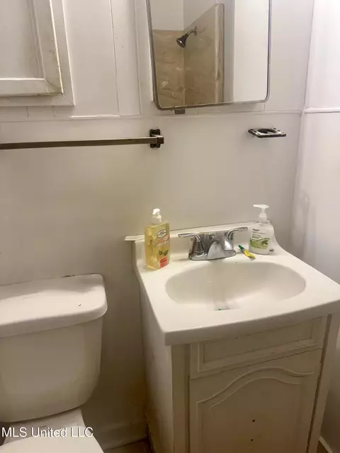 Bath - 122 Weir Ct, Natchez, MS 39120 photo 2 of 3