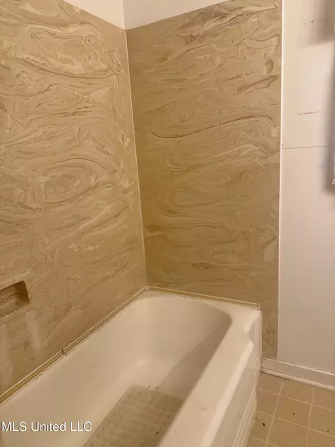 Bath - 122 Weir Ct, Natchez, MS 39120 photo 1 of 3