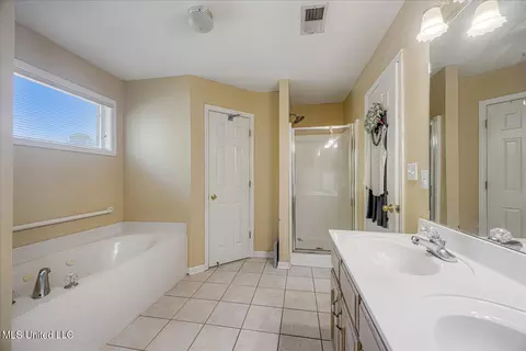 Bath - 680 Timber Cv, Hernando, MS 38632 photo 2 of 3