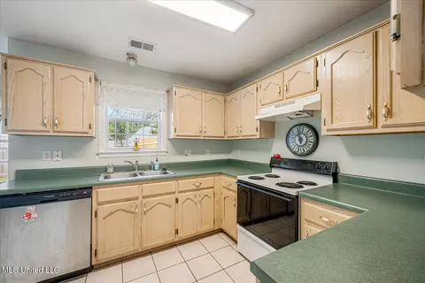 Kitchen - 680 Timber Cv, Hernando, MS 38632 photo 2 of 2