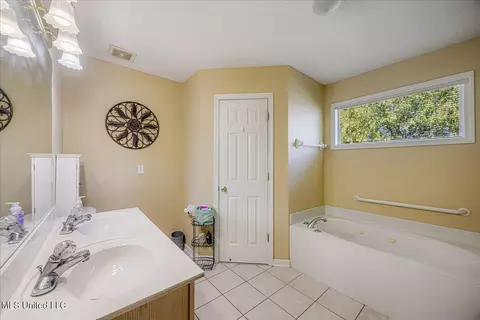 Bath - 680 Timber Cv, Hernando, MS 38632 photo 1 of 3