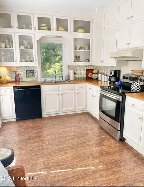 Kitchen - 321 W Chippewa St, Brookhaven, MS 39601 photo 4 of 6