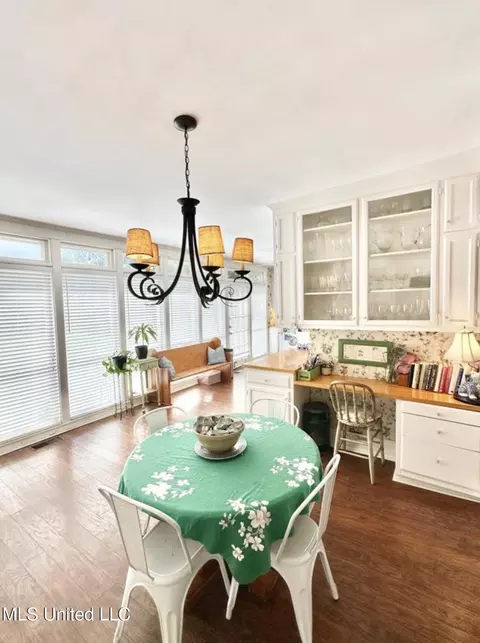 Dining - 321 W Chippewa St, Brookhaven, MS 39601 photo 4 of 5