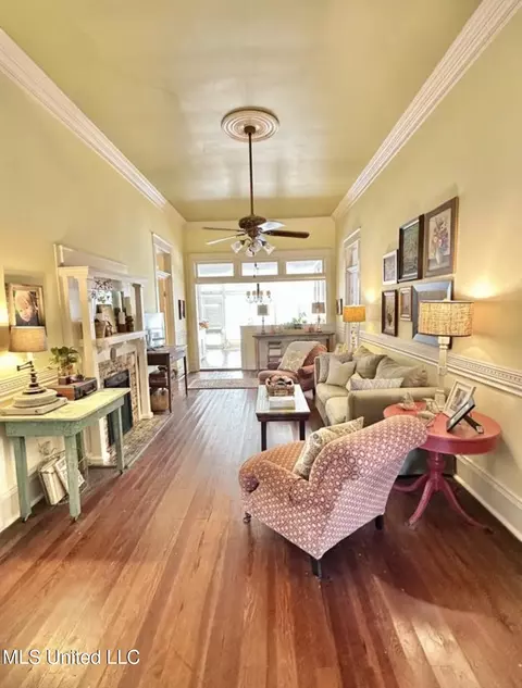 Living - 321 W Chippewa St, Brookhaven, MS 39601 photo 6 of 7