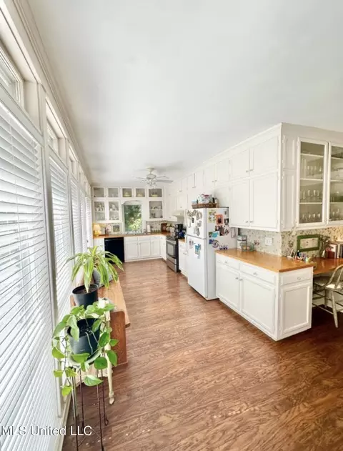 Kitchen - 321 W Chippewa St, Brookhaven, MS 39601 photo 3 of 6