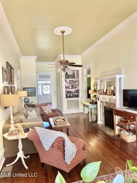 Living - 321 W Chippewa St, Brookhaven, MS 39601 photo 5 of 7