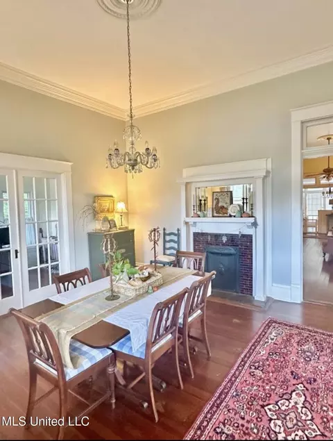 Dining - 321 W Chippewa St, Brookhaven, MS 39601 photo 2 of 5