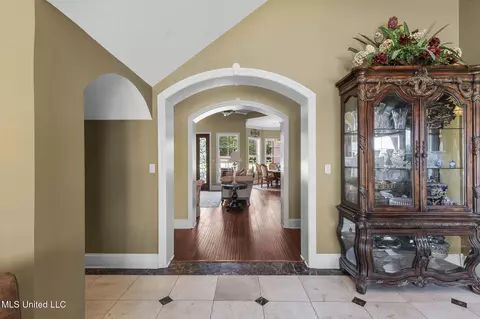 Entry Way - 3375 N Ratliff Rd, Jackson, MS 39209 photo 10 of 23