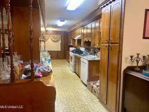 Kitchen - 501 Oakbrook Dr, Mccomb, MS 39648 photo 2 of 2