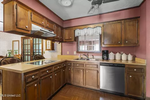 Kitchen - 220 Beechcrest Dr, Jackson, MS 39211 photo 2 of 3