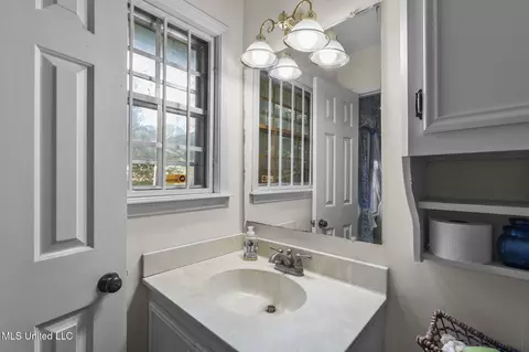 Bath - 220 Beechcrest Dr, Jackson, MS 39211 photo 3 of 4