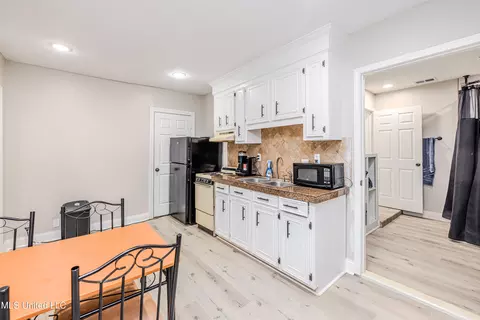 Kitchen - 28 Deerfield Dr, Madison, MS 39110 photo 6 of 7