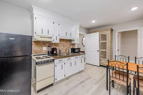Kitchen - 28 Deerfield Dr, Madison, MS 39110 photo 7 of 7